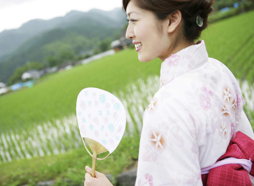 东方人,一个人,站,笑,微笑,露齿笑,横图,室外,白天,侧面,民族服装,草地,草坪,植物,亚洲,仅一个年轻女性,仅一个女性,仅一个人,和服,朦胧,模糊,扇子,清凉,注视,黄种人,凉爽,文化,草,树,树木,绿色,天空,自然,天,观察,看,站着,服饰,生长,晴朗,成长,观看,察看,关注,吴服,万里无云,唐草,唐花,唐锦,年轻女性,女人,女性,亚洲人,晴空,晴空万里,站立,半身,彩图,传统服装,民俗服,和风扇,和风扇子,凉扇,传统文化