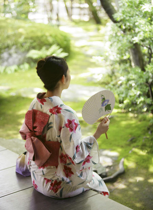 东方人,一个人,坐,竖图,俯视,室外,白天,民族服装,草地,草坪,植物,亚洲,仅一个年轻女性,仅一个女性,仅一个人,握,阴影,和服,朦胧,模糊,光线,扇子,影子,清凉,拿,拿着,黄种人,凉爽,文化,草,树,树木,绿色,阳光,自然,握着,服饰,生长,成长,吴服,唐草,唐花,唐锦,年轻女性,女人,女性,亚洲人,坐着,彩图,高角度拍摄,全身,传统服装,民俗服,和风扇,和风扇子,凉扇,传统文化