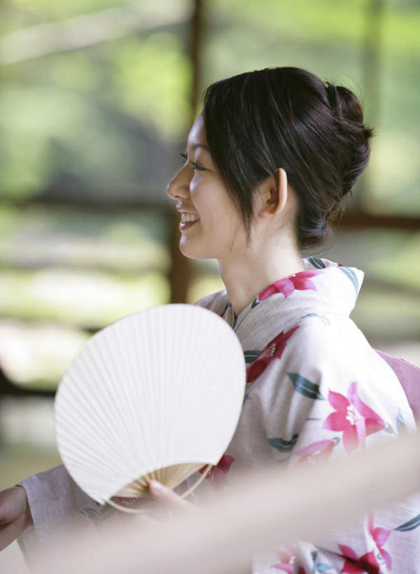 东方人,一个人,栏杆,坐,笑,微笑,露齿笑,竖图,室内,白天,侧面,民族服装,树林,植物,亚洲,仅一个年轻女性,仅一个女性,仅一个人,握,和服,朦胧,模糊,扶手,扇子,清凉,拿,拿着,注视,黄种人,凉爽,文化,护栏,树,树木,绿色,自然,观察,看,握着,服饰,生长,成长,观看,察看,关注,吴服,唐草,唐花,唐锦,年轻女性,女人,女性,亚洲人,坐着,半身,彩图,传统服装,民俗服,和风扇,和风扇子,凉扇,传统文化