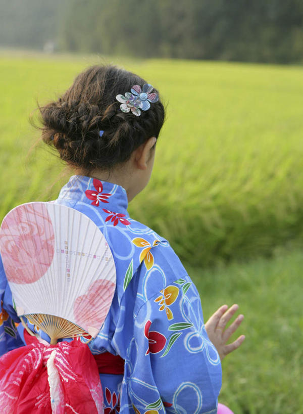 东方人,儿童,一个人,站,竖图,室外,白天,民族服装,纯洁,草地,草坪,植物,亚洲,仅一个女性,仅一个人,和服,扇子,头饰,清凉,黄种人,凉爽,文化,草,小孩,背面,绿色,发夹,发饰,夹子,站着,仅一个小孩,可爱,童年,童趣,服饰,童真,烂漫,无邪,吴服,唐草,唐花,唐锦,天真,女孩,女人,女性,亚洲人,孩子,站立,半身,彩图,传统服装,民俗服,和风扇,和风扇子,凉扇,女生,传统文化