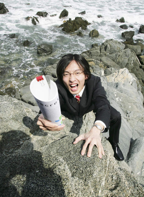 东方人,一个人,商务人士,商务男性,攀登,竖图,俯视,室外,白天,衬衫,海浪,海洋,石头,山,山脉,亚洲,仅一个男性,仅一个人,握,阴影,套装,光线,材料,档案,石子,文件,影子,浪花,山峰,领带,山峦,注视,黄种人,仅一个年轻男性,阳光,海水,资料,群山,观察,看,张嘴,爬,握着,观看,察看,关注,文档,商务装,张大嘴巴,海景,工薪阶层,男人,男性,年轻男性,亚洲人,白领,上班族,大海,风浪,海,海水的波动,近岸浪,石块,岩石,涌浪,张开嘴,攀爬,彩图,高角度拍摄,全身,衬衣