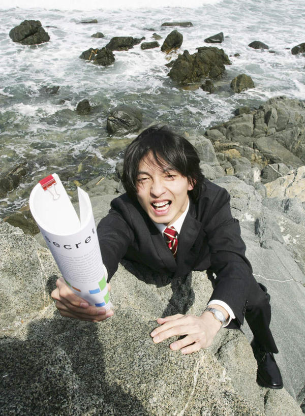 东方人,一个人,商务人士,商务男性,攀登,竖图,俯视,室外,白天,衬衫,海浪,海洋,石头,山,山脉,亚洲,仅一个男性,仅一个人,握,阴影,套装,光线,材料,档案,石子,文件,影子,浪花,山峰,领带,山峦,注视,黄种人,仅一个年轻男性,阳光,海水,资料,群山,观察,看,张嘴,爬,握着,观看,察看,关注,文档,商务装,张大嘴巴,海景,工薪阶层,男人,男性,年轻男性,亚洲人,白领,上班族,大海,风浪,海,海水的波动,近岸浪,石块,岩石,涌浪,张开嘴,攀爬,彩图,高角度拍摄,全身,衬衣