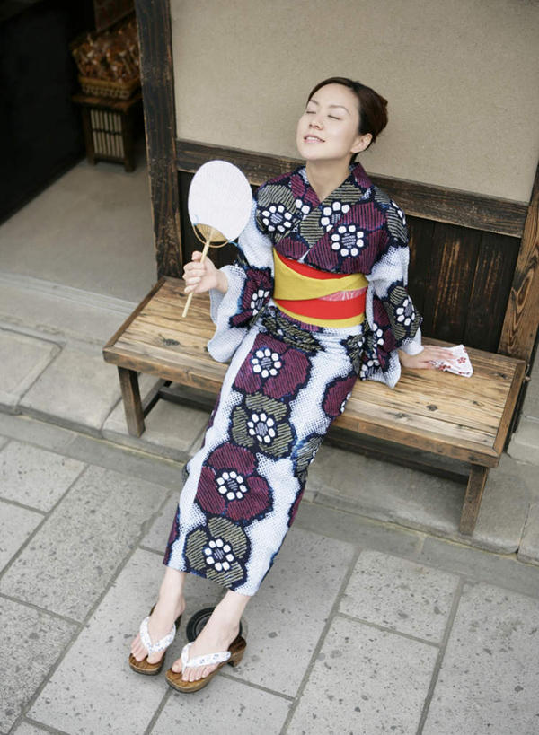 东方人,一个人,坐,竖图,俯视,室外,白天,民族服装,椅子,亚洲,仅一个年轻女性,仅一个女性,仅一个人,一把,握,和服,服装,扇子,木椅,清凉,拿,拿着,注视,黄种人,凉爽,文化,衣服,观察,看,握着,服饰,观看,察看,衣着,穿着,关注,吴服,唐草,唐花,唐锦,衣饰,年轻女性,女人,女性,亚洲人,坐着,彩图,高角度拍摄,全身,传统服装,民俗服,和风扇,和风扇子,凉扇,传统文化