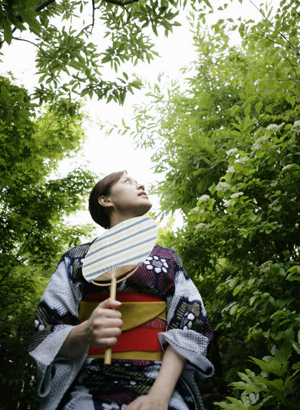 东方人,一个人,站,竖图,室外,白天,仰视,民族服装,植物,亚洲,仅一个年轻女性,仅一个女性,仅一个人,一把,握,和服,服装,扇子,清凉,拿,拿着,注视,黄种人,凉爽,文化,树,树木,衣服,绿色,自然,观察,看,站着,握着,服饰,生长,成长,观看,察看,衣着,穿着,关注,吴服,唐草,唐花,唐锦,衣饰,年轻女性,女人,女性,亚洲人,抬头,仰头,站立,半身,彩图,低角度拍摄,传统服装,民俗服,和风扇,和风扇子,凉扇,传统文化