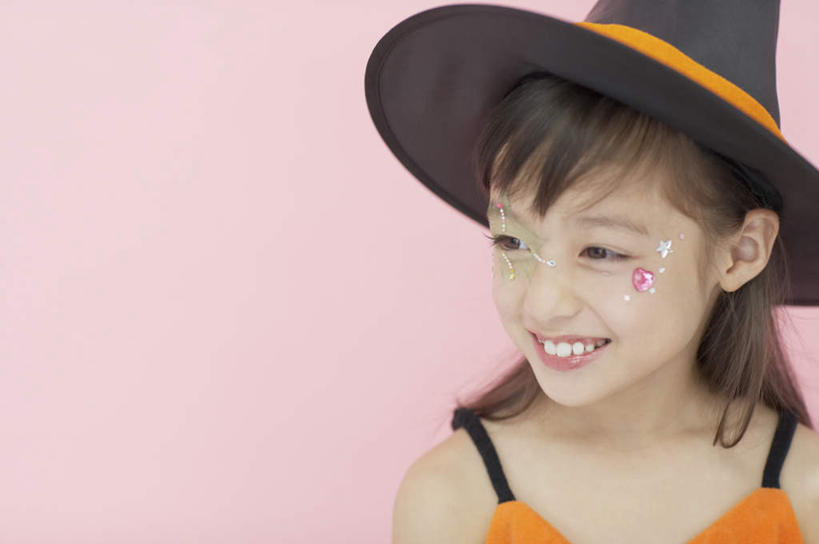 东方人,脸,头,脸颊,脖子,一个人,站,笑,微笑,露齿笑,横图,室内,特写,白天,正面,帽子,亚洲,仅一个女性,仅一个人,粉色背景,服装,节日,庆祝,注视,黄种人,文化,肩膀,衣服,观察,看,站着,仅一个小孩,庆典,万圣节,摄影,服饰,影棚,观看,纪念,察看,衣着,穿着,关注,表演服,演出服,巫师帽,衣饰,道具服,女孩,女人,女性,亚洲人,头部,脖,颈,颈部,脸部,脸蛋,面部,站立,半身,彩图,影棚拍摄,拍摄
