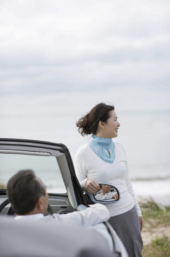 东方人,两个人,家庭,夫妻,站,坐,竖图,室外,白天,正面,爱情,安全,草地,草坪,海浪,海洋,沙滩,植物,镜子,汽车,亚洲,一辆,阴影,服装,反射,光线,沙子,眼镜,影子,海岸,浪花,云,云朵,反光镜,交通,跑车,沙地,浪漫,云彩,扭头,注视,休闲装,黄种人,车,草,衣服,蓝色,绿色,白云,蓝天,天空,阳光,海水,交通工具,天,观察,看,靠,靠着,站着,转头,休闲,温暖,温馨,一家人,休闲服,恩爱,恋人,服饰,晴朗,观看,老花镜,镜像,和睦,察看,生命,镜面,关注,载具,敞篷跑车,海景,光学,凸面镜,远视眼镜,老年男性,男人,男性,女人,女性,中年女性,亚洲人,夫妇,情侣,大海,风浪,海,海水的波动,海滩,近岸浪,涌浪,晴空,站立,坐着,半身,彩图,伴侣,融洽,广角镜