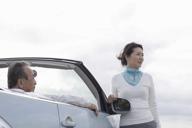 东方人,背部,两个人,家庭,夫妻,站,坐,横图,室外,白天,正面,爱情,安全,草地,草坪,海浪,海洋,沙滩,植物,镜子,汽车,亚洲,一辆,阴影,服装,反射,光线,沙子,眼镜,影子,海岸,浪花,云,云朵,反光镜,交通,跑车,沙地,浪漫,云彩,扭头,注视,休闲装,黄种人,车,草,衣服,蓝色,绿色,白云,蓝天,天空,阳光,海水,交通工具,天,观察,看,靠,靠着,站着,转头,休闲,温暖,温馨,一家人,休闲服,恩爱,恋人,服饰,晴朗,观看,老花镜,镜像,和睦,察看,生命,镜面,关注,载具,敞篷跑车,海景,光学,凸面镜,远视眼镜,老年男性,男人,男性,女人,女性,中年女性,亚洲人,夫妇,情侣,大海,风浪,海,海水的波动,海滩,近岸浪,涌浪,晴空,站立,坐着,半身,彩图,伴侣,融洽,广角镜