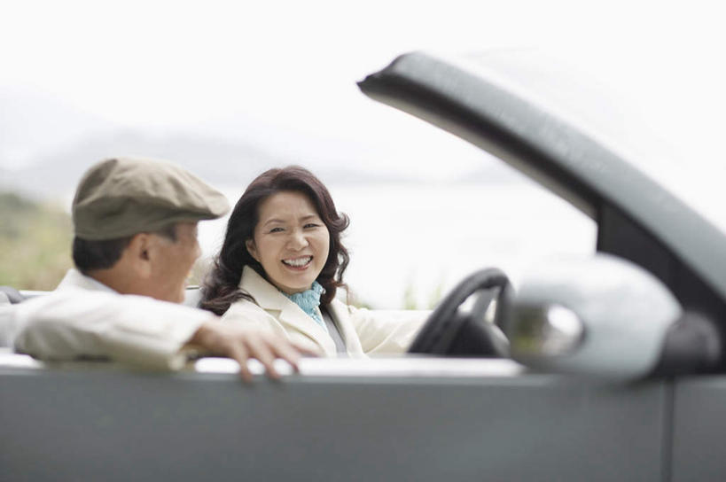 东方人,两个人,家庭,夫妻,坐,笑,微笑,露齿笑,横图,室外,白天,正面,爱情,安全,海浪,海洋,山,山脉,镜子,汽车,帽子,亚洲,一辆,服装,朦胧,模糊,反射,眼镜,浪花,山峰,跑车,山峦,浪漫,注视,休闲装,黄种人,相视,车,衣服,海水,交通工具,群山,观察,驾驶,看,行驶,休闲,温暖,温馨,一家人,面对面,休闲服,恩爱,恋人,服饰,后视镜,观看,老花镜,对视,操纵,镜像,和睦,控制,察看,互视,生命,镜面,关注,载具,贝雷帽,相对,敞篷跑车,海景,操控,相看,光学,一顶,侧视镜,把持,远视眼镜,老年男性,男人,男性,女人,女性,中年女性,亚洲人,夫妇,情侣,大海,风浪,海,海水的波动,近岸浪,涌浪,坐着,半身,彩图,伴侣,融洽