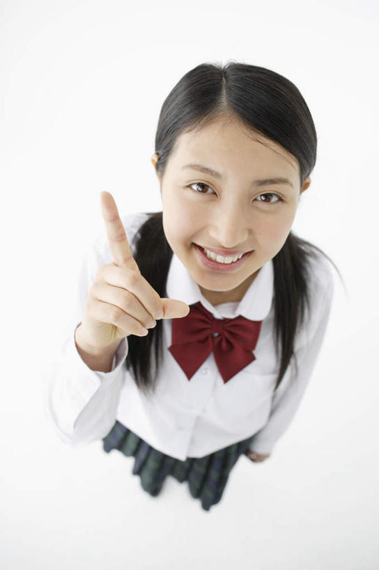 东方人,一个人,学生,站,举,笑,微笑,露齿笑,竖图,俯视,室内,白天,白色背景,制服,亚洲,仅一个年轻女性,仅一个女性,仅一个人,指,服装,注视,指点,黄种人,观察,看,托,站着,校服,摄影,影棚,观看,察看,指向,关注,学生服,年轻女性,女人,女性,亚洲人,举起,举手,举着,向上举,向上伸,向上托,站立,彩图,高角度拍摄,全身,影棚拍摄,拍摄,日本校服