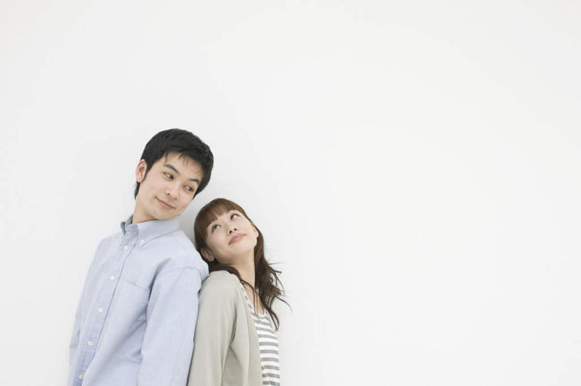 东方人,两个人,站,笑,微笑,横图,室内,白天,侧面,爱情,安全,亚洲,阴影,服装,反射,影子,浪漫,依靠,休闲装,黄种人,相视,衣服,倚靠,站着,背靠背,休闲,温暖,温馨,面对面,休闲服,恩爱,背对背,恋人,服饰,对视,和睦,互视,相对,相看,信任,男人,男性,年轻男性,年轻女性,女人,女性,亚洲人,情侣,站立,半身,彩图,伴侣,融洽