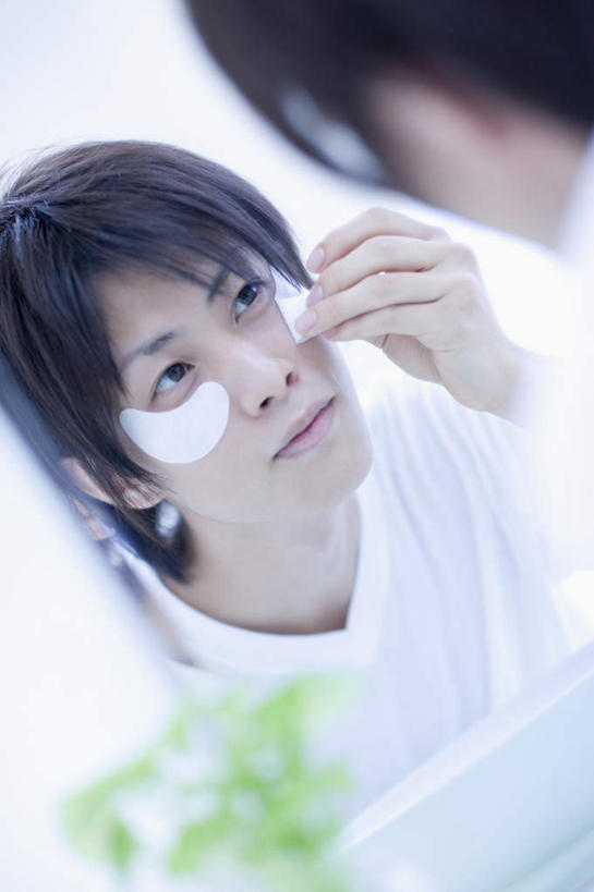 东方人,脸,头,脸颊,手,一个人,笑,摸,微笑,竖图,室内,特写,白天,化妆,美容,镜子,卫生间,浴室,亚洲,仅一个男性,仅一个人,抚摸,护肤,服装,朦胧,模糊,美白,注视,休闲装,黄种人,肩膀,仅一个年轻男性,背面,衣服,化妆品,观察,看,清洁,保养,享受,休闲,手部,休闲服,面膜,放松,去角质,保健,服饰,观看,保湿,单手,镜像,察看,滋润,眼膜,护肤品,化妆用品,镜面,关注,去死皮,护肤用品,舒缓,养颜,片状,片状面膜,去污,控油,紧肤,嫩肤,祛痘,去痘,祛角质,抗衰,再生,增白,补水,祛斑,抗皱,防皱,除皱,去皱,男人,男性,年轻男性,亚洲人,头部,脸部,脸蛋,面部,淋浴房,触摸,接触,半身,彩图,冲凉房,沐浴间,沐浴室