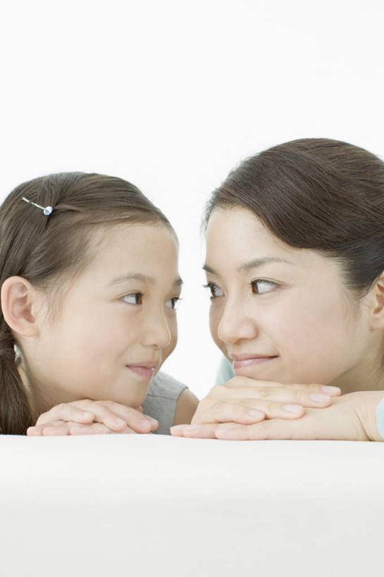 东方人,儿童,中年人,脸,头,脸颊,两个人,家庭,母亲,女儿,笑,微笑,露齿笑,竖图,室内,特写,白天,白色背景,正面,纯洁,沙发,亚洲,服装,注视,休闲装,黄种人,小孩,衣服,观察,看,趴着,休闲,温暖,温馨,母女,一家人,休闲服,可爱,母爱,童年,童趣,摄影,服饰,影棚,观看,和睦,察看,关注,布艺沙发,童真,烂漫,无邪,天真,女孩,女人,女性,中年女性,亚洲人,孩子,头部,脸部,脸蛋,面部,趴,半身,彩图,影棚拍摄,拍摄,融洽,女生