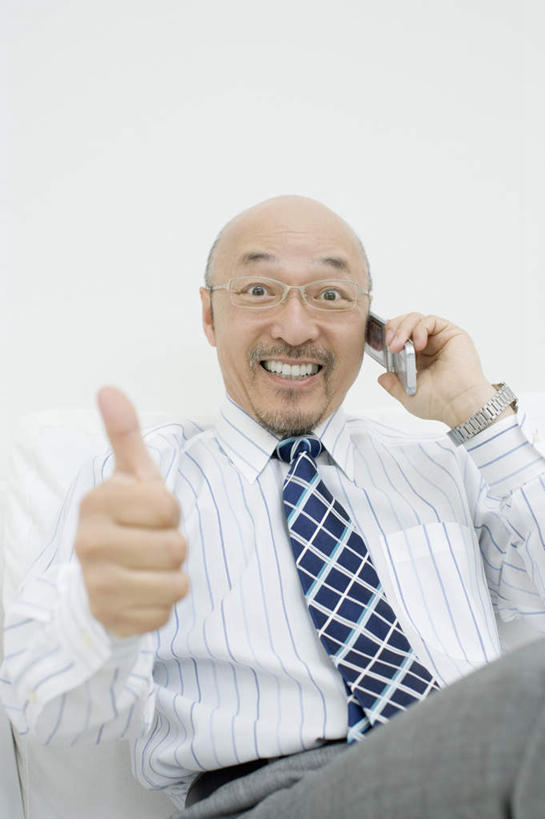 东方人,一个人,商务人士,商务男性,客厅,坐,笑,打电话,微笑,露齿笑,竖图,室内,白天,正面,衬衫,智慧,沙发,电话,手机,亚洲,仅一个男性,仅一个人,握,突出,套装,眼镜,领带,拿,听,拿着,注视,黄种人,称赞,表扬,通讯设备,观察,看,手势,仅一个老年男性,竖,握着,观看,老花镜,翘,高,察看,起居室,夸奖,象征,优秀,庄重,关注,商务装,身份,布艺沙发,工薪阶层,好,妙,顺利,出色,超群,杰出,卓越,奇妙,正式,地位,客堂,远视眼镜,聪明,交流,老年男性,男人,男性,亚洲人,大拇指,白领,上班族,沟通,通话,坐着,半身,彩图,衬衣
