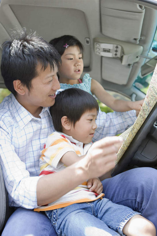 东方人,儿童,三个人,家庭,父亲,女儿,儿子,坐,笑,微笑,露齿笑,竖图,室外,白天,仰视,纯洁,机器,仪器,汽车,亚洲,一辆,握,阴影,服装,裤子,光线,影子,注视,牛仔裤,休闲装,黄种人,设备,车,小孩,衣服,阳光,方向盘,交通工具,轿车,观察,驾驶,看,行驶,休闲,温暖,温馨,父女,父子,一家人,休闲服,父爱,可爱,童年,童趣,握着,服饰,观看,和睦,控制,察看,关注,载具,童真,烂漫,无邪,天真,男孩,男人,男性,年轻男性,女孩,女人,女性,亚洲人,孩子,年轻人,坐着,半身,彩图,低角度拍摄,融洽,男生,女生