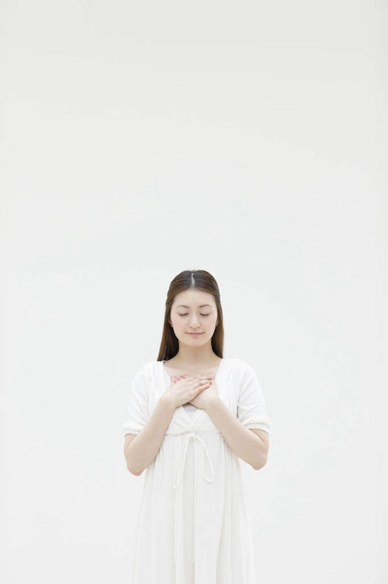 东方人,一个人,站,闭眼,竖图,室内,白天,白色背景,正面,亚洲,仅一个年轻女性,仅一个女性,仅一个人,服装,祝福,休闲装,黄种人,虔诚,衣服,祈祷,站着,休闲,休闲服,摄影,服饰,影棚,感谢,感恩,年轻女性,女人,女性,亚洲人,闭眼睛,闭着眼,闭着眼睛,站立,半身,彩图,影棚拍摄,拍摄