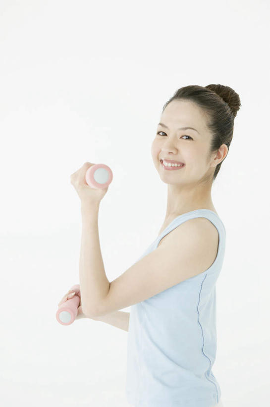 东方人,一个人,站,笑,微笑,露齿笑,竖图,室内,白天,白色背景,侧面,锻炼,瑜伽,运动,哑铃,亚洲,仅一个年轻女性,仅一个女性,仅一个人,握,阴影,服装,反射,背心,影子,拿,拿着,扭头,注视,黄种人,运动器械,衣服,观察,看,站着,转头,健身器械,握着,养生,摄影,服饰,影棚,观看,察看,衣着,穿着,关注,健身器材,衣饰,体育,年轻女性,女人,女性,亚洲人,站立,半身,彩图,影棚拍摄,健身,拍摄,运动器材