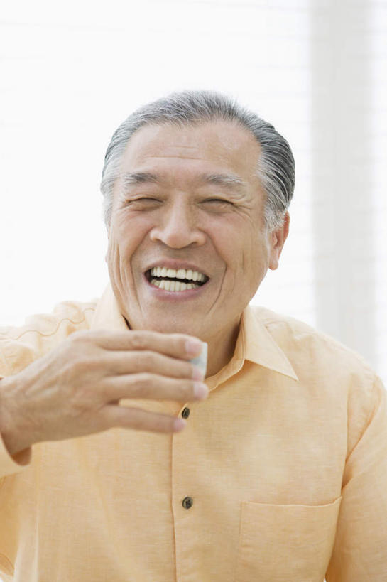 清酒,东方人,一个人,坐,笑,微笑,露齿笑,竖图,室内,白天,正面,窗户