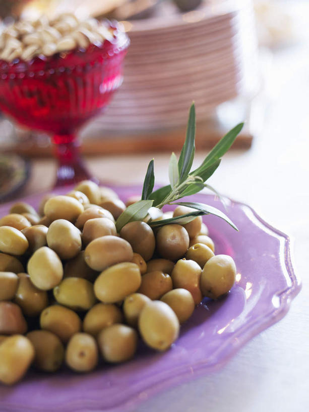 无人,竖图,俯视,室内,特写,白天,餐桌,桌子,橄榄,静物,餐具,水果,叶子,玻璃,一堆,许多,阴影,堆叠,堆积,朦胧,模糊,新鲜,光线,碟子,盘,影子,陶瓷,生食,美味,食品,果实,绿叶,陶瓷制品,玻璃制品,食物,阳光,盘子,碟,嫩叶,有机食品,绿色食品,餐台,堆,甘旨,鲜味,叶,叶片,青果,白榄,彩图,高角度拍摄