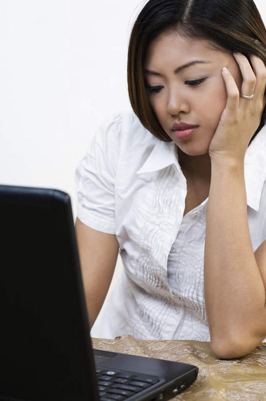 竖图,室内,白天,白色背景,正面,爱情,失败,电脑,笔记本电脑,桌子,撑,花纹,服装,沮丧,网络,布料,办公桌,浪漫,布纹,注视,休闲装,通讯设备,装饰品,桌布,衣服,白色,餐巾,戒指,饰品,首饰,台布,按,低头,观察,看,休闲,难受,休闲服,恩爱,无奈,摄影,服饰,影棚,观看,失望,悲伤,使用,信物,察看,无线,撑着,伤心,难过,权利,关注,斑纹,失落,通信设备,无线网络,无线上网,便携式电脑,颓废,挫败,受挫,落败,落空,错过,失足,失意,失策,失算,颓丧,衰颓,悲哀,懊丧,颓靡,气馁,丧气,手饰,败北,挫折,失利,手提电脑,半身,彩图,影棚拍摄,拍摄