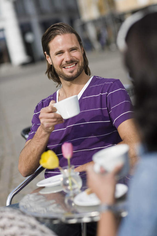 西方人,背部,两个人,夫妻,坐,笑,微笑,露齿笑,竖图,室外,白天,正面,爱情,花海,花圃,植物,餐桌,桌子,道路,路,杯子,餐具,叶子,玻璃,欧洲,欧洲人,一张,握,朦胧,模糊,盛开,瓷器,碟子,盘,小路,咖啡杯,陶瓷制品,交通,浪漫,拿,花蕾,拿着,注视,玻璃制品,花,花瓣,花朵,花卉,鲜花,两朵,两个,绿色,盘子,碟,花丛,花束,花田,花苞,花蕊,观察,看,恩爱,握着,恋人,餐台,观看,察看,关注,瓷杯,男人,男性,年轻男性,年轻女性,女人,女性,白种人,夫妇,情侣,坐着,半身,彩图,伴侣