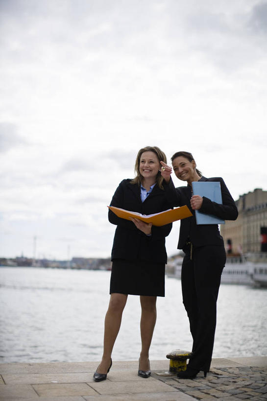 西方人,两个人,同事,商务人士,商务女性,家,码头,站,笑,说,微笑,露齿笑,竖图,室外,白天,正面,高跟鞋,时尚,讨论,成功,合作,团队,集体,信心,电脑,笔记本电脑,海浪,海洋,别墅,港口,鞋子,欧洲,欧洲人,握,指,阴影,套装,光线,网络,材料,档案,文件,影子,纸,房屋,屋子,浪花,云,云朵,公寓,拿,云彩,拿着,注视,指点,通讯设备,队伍,洋房,楼房,住宅,蓝色,白云,蓝天,天空,阳光,海水,手稿,资料,天,观察,看,站着,握着,晴朗,观看,证明,察看,无线,领导,指向,成就,关注,时髦,文档,通信设备,商务装,无线网络,合伙,领袖,海景,无线上网,便携式电脑,工薪阶层,时兴,交流,手提电脑,女人,女性,中年女性,白种人,白领,上班族,大海,风浪,海,海水的波动,近岸浪,涌浪,晴空,沟通,讲话,交谈,商讨,说话,谈话,站立,彩图,全身,房子,摆渡口,埠头,渡口,渡头,港湾,海港,货运码头,口岸,商港