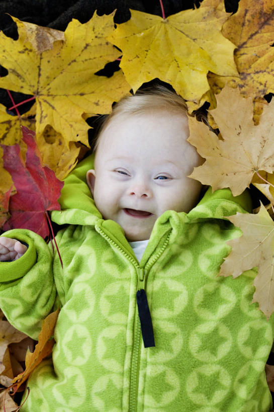 西方人,婴儿,儿童,一个人,笑,微笑,露齿笑,竖图,俯视,室外,白天,纯洁,秋季,叶子,欧洲,欧洲人,仅一个人,服装,枯叶,落叶,注视,休闲装,小孩,衣服,绿色,观察,看,休闲,休闲服,可爱,服饰,活泼,观看,察看,关注,宝宝,纯真,烂漫,无邪,伶俐,天真,白种人,孩子,叶,叶片,秋,秋天,半身,彩图,高角度拍摄