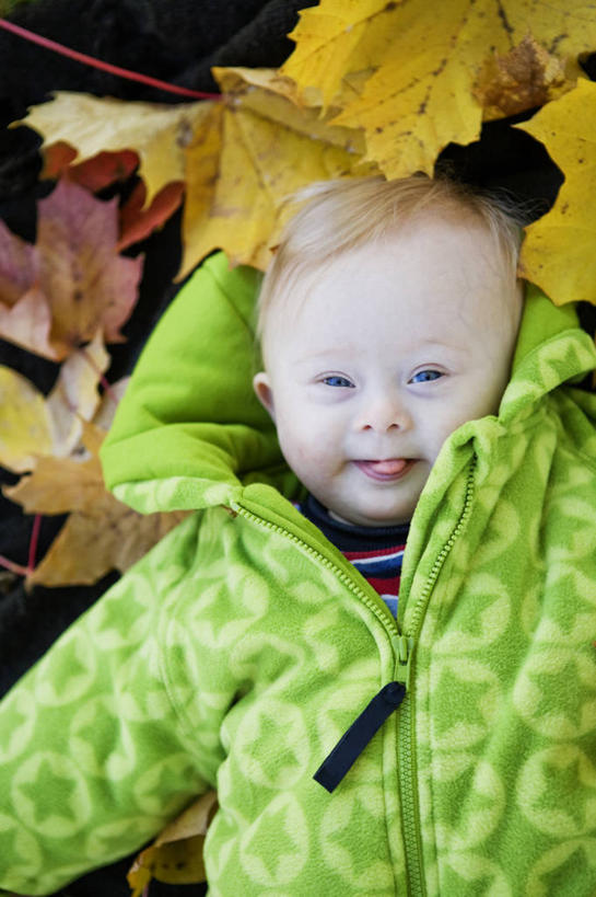 西方人,婴儿,儿童,一个人,竖图,俯视,室外,白天,纯洁,秋季,叶子,欧洲,欧洲人,仅一个人,服装,枯叶,落叶,注视,休闲装,吐舌头,小孩,衣服,绿色,观察,看,伸舌头,休闲,鬼脸,休闲服,吐舌,可爱,服饰,活泼,观看,察看,关注,宝宝,纯真,烂漫,无邪,伶俐,天真,白种人,孩子,叶,叶片,秋,秋天,半身,彩图,高角度拍摄