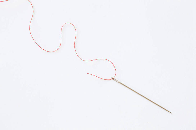 无人,横图,俯视,室内,特写,白天,白色背景,静物,一根,阴影,反射,线,影子,针,摄影,影棚,缝纫,缝衣针,针线,彩图,高角度拍摄,影棚拍摄,拍摄