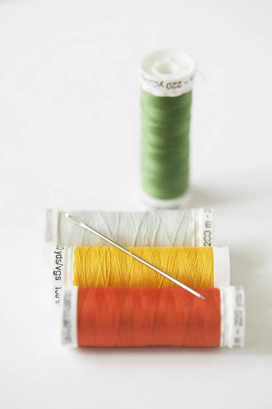 无人,竖图,俯视,室内,特写,白天,白色背景,静物,阴影,反射,线,影子,针,黄色,绿色,橙色,摄影,影棚,缝纫,缝衣针,针线,线轴,彩图,高角度拍摄,影棚拍摄,拍摄