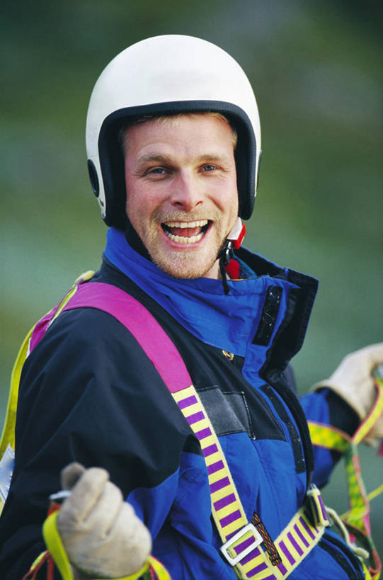 西方人,一个人,站,笑,微笑,露齿笑,竖图,室外,白天,侧面,运动服,锻炼,旅游,度假,探险,运动,帽子,欧洲,欧洲人,仅一个男性,仅一个人,仅一个中年男性,阴影,服装,朦胧,模糊,光线,头盔,影子,扭头,注视,娱乐,衣服,白色,阳光,安全帽,观察,看,站着,转头,享受,休闲,放松,服饰,观看,察看,衣着,穿着,关注,室外运动,户外运动,一顶,衣饰,滑翔翼,冒险,体育,男人,男性,中年男性,白种人,站立,半身,彩图,健身,三角翼,悬挂滑翔机,飞行运动,运动装