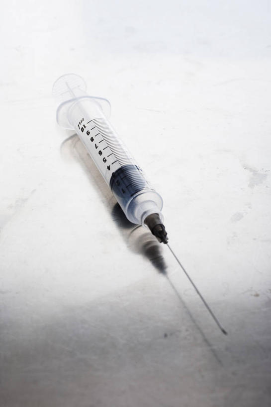 无人,竖图,俯视,室内,特写,白天,静物,阴影,反射,影子,一个,针管,针筒,注射,单个,医疗,医疗设备,锋利,注射器,尖锐,尖利,犀利,彩图,高角度拍摄