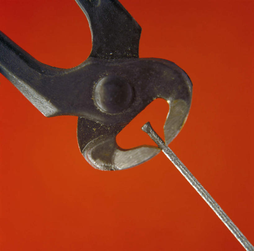 无人,竖图,俯视,室内,特写,白天,连接,红色背景,组合,弯曲,钉子,工具,钳子,夹,加工,一个,摄影,影棚,单个,老虎钳,链接,固定,五金,紧固,拼接,剪断,拼凑,扭转,钳夹,拼合,凑集,聚合,撮合,链结,牢固,夹持,彩图,高角度拍摄,影棚拍摄,拍摄,稳固