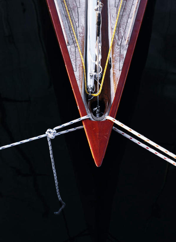 无人,竖图,俯视,室内,特写,白天,船,一艘,阴影,黑色背景,反射,影子,木船,红色,绳子,交通工具,摄影,影棚,绳索,舟,载具,彩图,高角度拍摄,影棚拍摄,拍摄