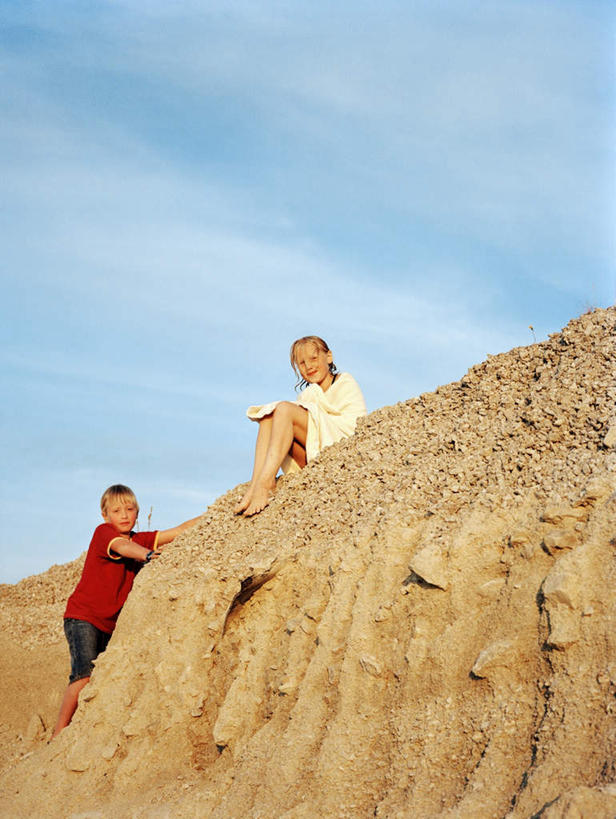 西方人,儿童,两个人,伙伴,朋友,站,坐,笑,微笑,露齿笑,竖图,室外,白天,侧面,裙子,旅游,度假,友谊,纯洁,石头,欧洲,欧洲人,阴影,连衣裙,服装,光线,石子,影子,云,云朵,云彩,扭头,注视,休闲装,娱乐,小孩,衣服,红色,蓝色,白云,蓝天,天空,阳光,天,观察,看,靠,靠着,倚靠,站着,转头,享受,休闲,休闲服,变色,放松,可爱,童年,童趣,服饰,观看,察看,倚着,关注,童真,烂漫,无邪,天真,友情,男孩,男人,男性,女孩,女人,女性,白种人,石块,岩石,站立,坐着,彩图,全身,男生,女生