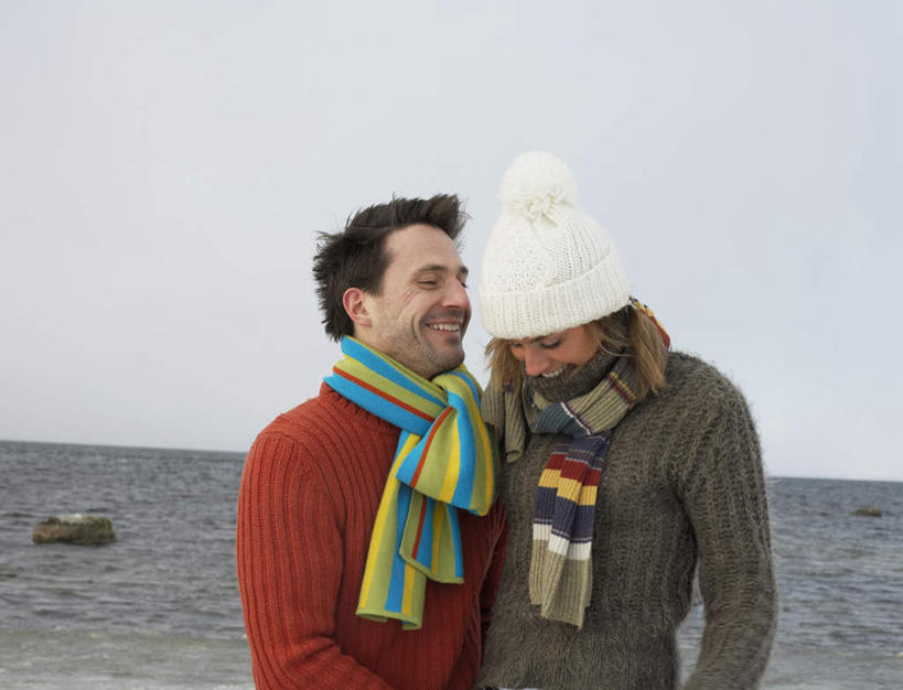 西方人,两个人,夫妻,站,笑,微笑,露齿笑,横图,室外,白天,正面,爱情,石头,帽子,欧洲,欧洲人,服装,装饰,石子,浪漫,注视,休闲装,衣服,天空,围巾,低头,观察,看,站着,休闲,温暖,休闲服,恩爱,恋人,服饰,围脖,观看,保暖,华丽,点缀,察看,御寒,关注,衬托,美观,雅致,雅观,棉帽,男人,男性,年轻男性,年轻女性,女人,女性,白种人,夫妇,情侣,石块,岩石,站立,半身,彩图,伴侣