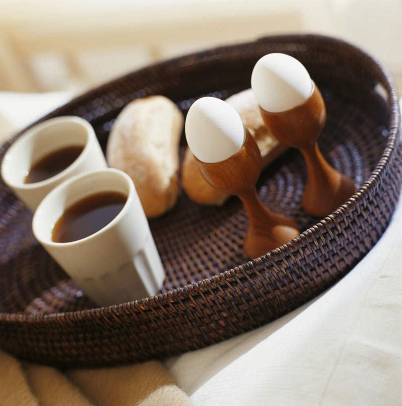 点心,面包,无人,竖图,俯视,室内,特写,白天,桌面,静物,杯子,餐具,两块,阴影,朦胧,模糊,光线,瓷器,碟子,盘,椭圆,影子,蛋,鸡蛋,食品,面点,咖啡杯,陶瓷制品,食物,糕点,两个,白色,阳光,盘子,碟,瓷杯,卵,彩图,高角度拍摄