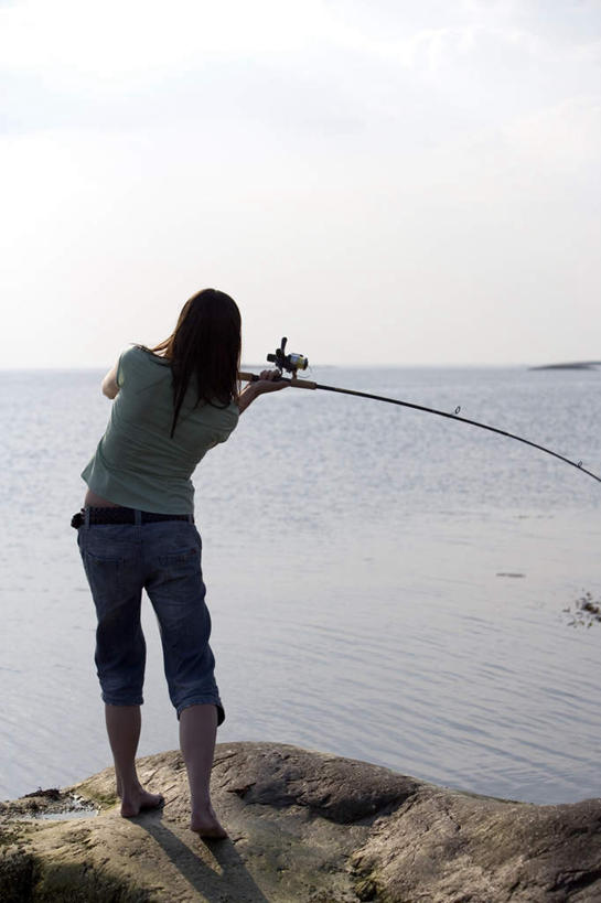 西方人,头发,一个人,站,竖图,室外,白天,垂钓,旅游,度假,海浪,海洋,石头,钓鱼竿,欧洲,欧洲人,仅一个年轻女性,仅一个女性,仅一个人,弯腰,阴影,波纹,光线,石子,影子,浪花,云,云朵,云彩,娱乐,一个,背面,蓝色,白云,蓝天,水纹,天空,阳光,海水,波浪,天,站着,享受,休闲,放松,单个,渔具,海景,弯身,年轻女性,女人,女性,白种人,长发,钓竿,鱼竿,大海,风浪,海,海水的波动,近岸浪,石块,岩石,涌浪,站立,彩图,全身,钓鱼,垂纶