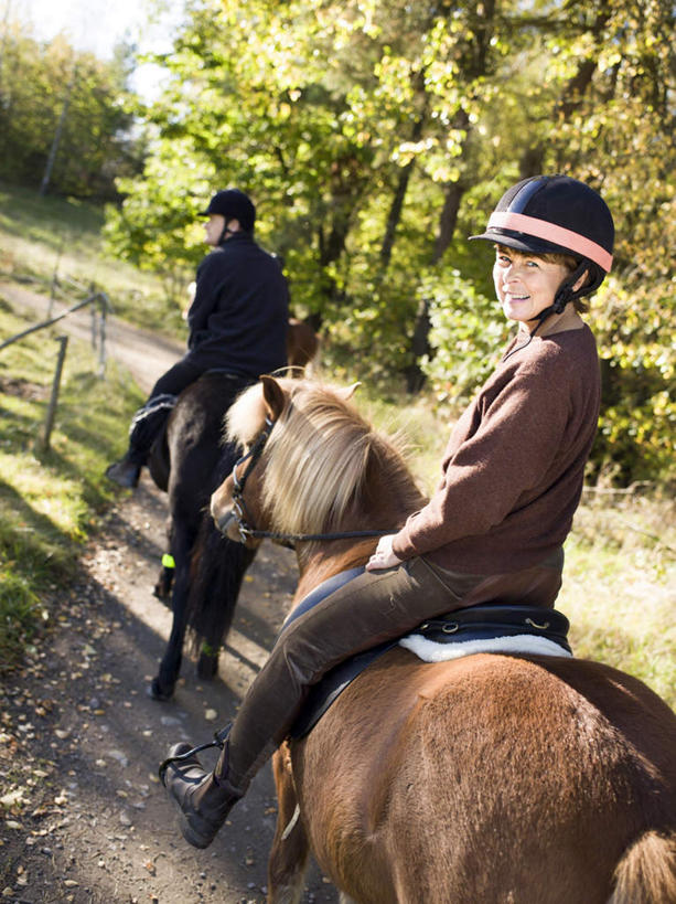 西方人,两个人,伙伴,朋友,栏杆,坐,笑,微笑,露齿笑,竖图,俯视,室外,白天,友谊,植物,马,野生动物,帽子,欧洲,欧洲人,骑马,阴影,光线,影子,围栏,注视,护栏,马鞍,树,树木,蓝色,绿色,蓝天,天空,阳光,自然,动物,天,观察,看,牛仔帽,运输,牲畜,生长,晴朗,成长,观看,察看,两匹,关注,万里无云,友情,男人,男性,年轻男性,白种人,晴空,晴空万里,坐着,彩图,高角度拍摄,全身
