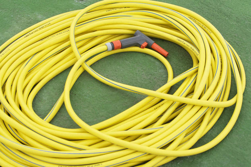 无人,横图,俯视,室外,白天,草地,草坪,植物,静物,一堆,许多,堆叠,堆积,塑料,水管,草,黄色,绿色,塑料制品,堆,软管,彩图,高角度拍摄