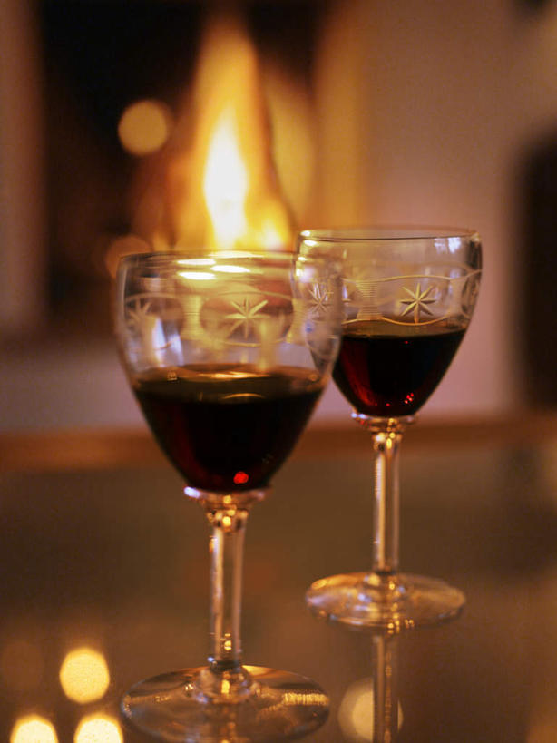 红酒,葡萄酒,无人,竖图,室内,特写,白天,正面,热情,餐桌,桌子,静物,杯子,火,朦胧,模糊,透明,高脚杯,火焰,红酒杯,酒类,两杯,燃烧,玻璃制品,酒,饮料,酒杯,红葡萄酒,餐台,篝火,玻璃杯,彩图