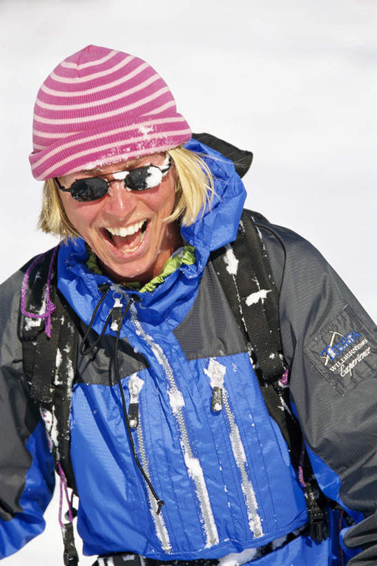 背,一个人,竖图,室外,特写,白天,正面,雪,大雪,帽子,仅一个女性,仅一个人,戴,阴影,服装,朦胧,模糊,光线,包,墨镜,眼镜,影子,积雪,雪地,雪景,冬季,冬天,旅行包,休闲装,衣服,粉色,红色,蓝色,黑色,阳光,背包,太阳镜,太阳眼镜,背着,休闲,休闲服,金色,遮阳镜,寒冷,服饰,仅一个老年女性,戴着,棉帽,严寒,旅游包,老年女性,女人,女性,半身,彩图,双肩包,短发