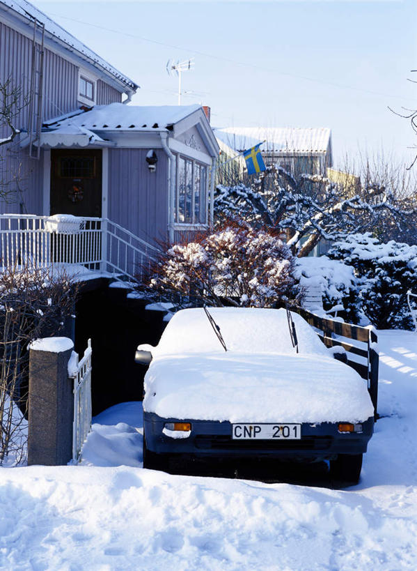 无人,栏杆,竖图,室外,白天,正面,雪,大雪,楼梯,门,汽车,金属制品,一辆,阴影,装饰,光线,金属,扶手,影子,房屋,阶梯,墙,屋子,积雪,雪地,雪景,冬季,冬天,公寓,护栏,楼房,墙壁,墙面,台阶,住宅,车,红色,蓝色,白色,蓝天,天空,阳光,门框,交通工具,轿车,天,寒冷,晴朗,华丽,修饰,点缀,载具,万里无云,衬托,美观,雅致,雅观,严寒,晴空,晴空万里,彩图,房子