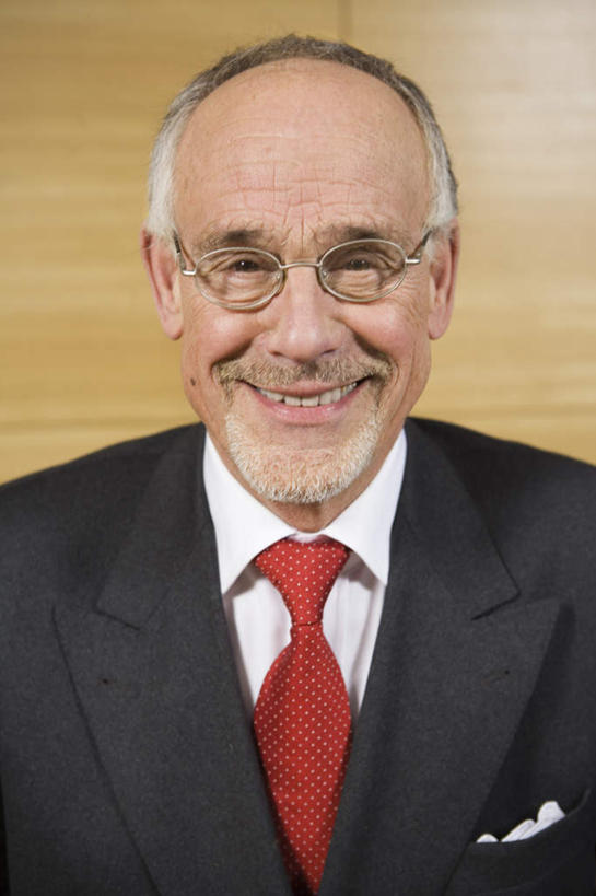 西方人,脸,头,脸颊,一个人,商务人士,商务男性,笑,微笑,露齿笑,竖图,室内,特写,白天,正面,衬衫,西装,欧洲,欧洲人,仅一个男性,仅一个人,阴影,套装,正装,光线,木制,眼镜,影子,墙,领带,注视,职业装,墙壁,墙面,阳光,木制品,手巾,观察,看,仅一个老年男性,观看,察看,关注,商务装,近视眼镜,工薪阶层,老年男性,男人,男性,白种人,头部,脸部,脸蛋,面部,白领,上班族,半身,彩图,衬衣