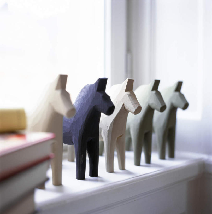 无人,客厅,竖图,室内,特写,白天,正面,游戏,快乐,窗户,柜子,书籍,玩具,阴影,堆叠,重叠,光线,影子,墙,玩,娱乐,玻璃窗,墙壁,墙面,阳光,橱柜,休闲,活动,起居室,发泄,消遣,智力,木马,宣泄,书,图书,玩耍,嬉戏,彩图