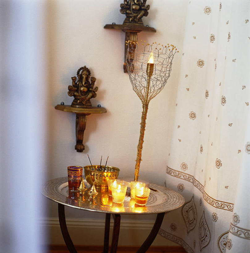 无人,竖图,室内,白天,正面,窗帘,桌面,桌子,蜡烛,雕塑,阴影,节日,艺术,装饰,光线,木制,雕刻,雕像,火焰,香炉,影子,烛光,墙,烟雾,燃烧,文化,墙壁,墙面,佛香,帘子,木制品,香火,香烛,工艺品,点燃,祈祷,健康,遮阳,许愿,宗教,信仰,烧香,纪念,华丽,修饰,祈求,美术,祭奠,祭祀,点缀,主题,祭坛,陈列,功能,美学,衬托,美观,雅致,雅观,平安,彩图