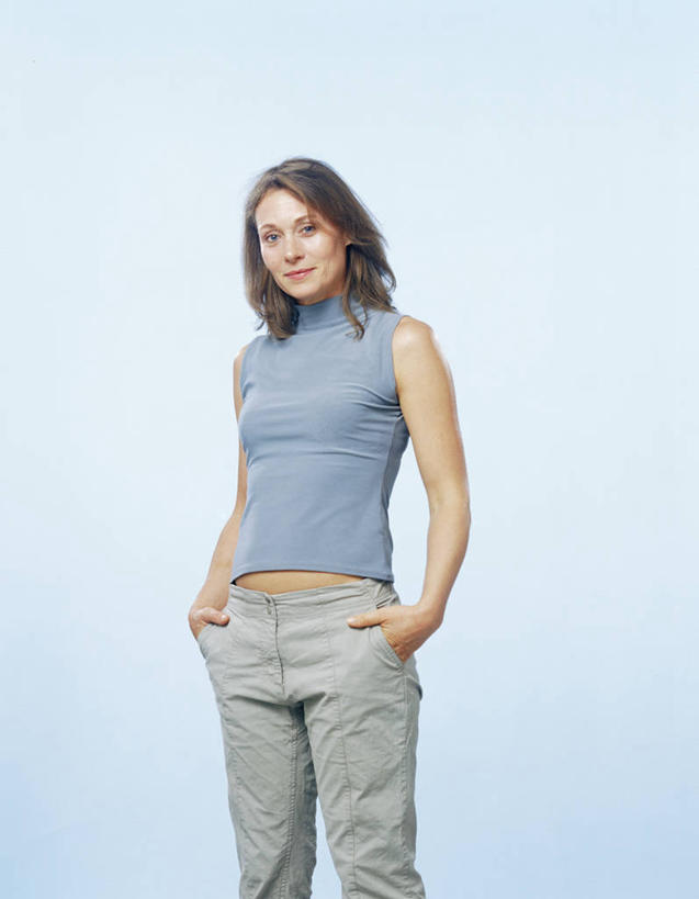 西方人,一个人,站,笑,微笑,竖图,室内,白天,正面,欧洲,欧洲人,仅一个女性,仅一个人,蓝色背景,服装,注视,休闲装,衣服,蓝色,观察,看,站着,仅一个中年女性,休闲,休闲服,摄影,服饰,影棚,观看,察看,双手插袋,关注,手插袋,双手抄兜,双手放兜,女人,女性,中年女性,白种人,插兜,两手抄兜,两手放兜,手插兜,手放口袋,站立,半身,彩图,影棚拍摄,拍摄,手抄兜