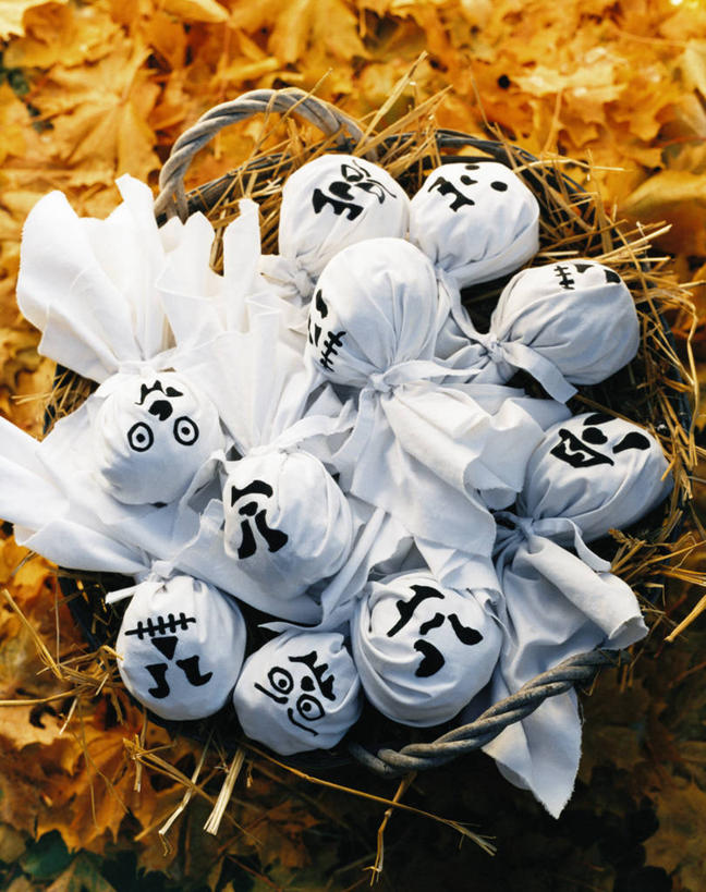 无人,交叉,竖图,俯视,室外,特写,白天,游戏,竹子,玩具,叶子,一堆,许多,阴影,堆叠,堆积,竹制,编织,光线,篮子,娃娃,影子,枯叶,落叶,玩,娱乐,一个,白色,阳光,竹篮,休闲,益智,单个,活动,竹条,堆,交织,竹制品,发泄,消遣,智力,幽灵,宣泄,穿插,叶,叶片,玩耍,嬉戏,彩图,高角度拍摄