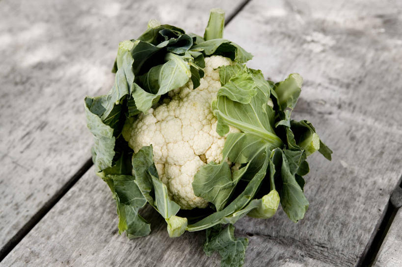 无人,横图,俯视,室内,特写,白天,桌面,桌子,蔬菜,阴影,新鲜,反射,木制,影子,花菜,花椰菜,西兰花,食品,食物,一个,木制品,有机食品,绿色食品,单个,椰菜花,甘蓝花,彩图,高角度拍摄