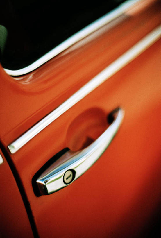 无人,竖图,俯视,室外,特写,白天,窗户,门,汽车,静物,一辆,朦胧,模糊,玻璃窗,车,红色,把手,车窗,门把手,门框,交通工具,轿车,门把,载具,拉手,彩图,高角度拍摄