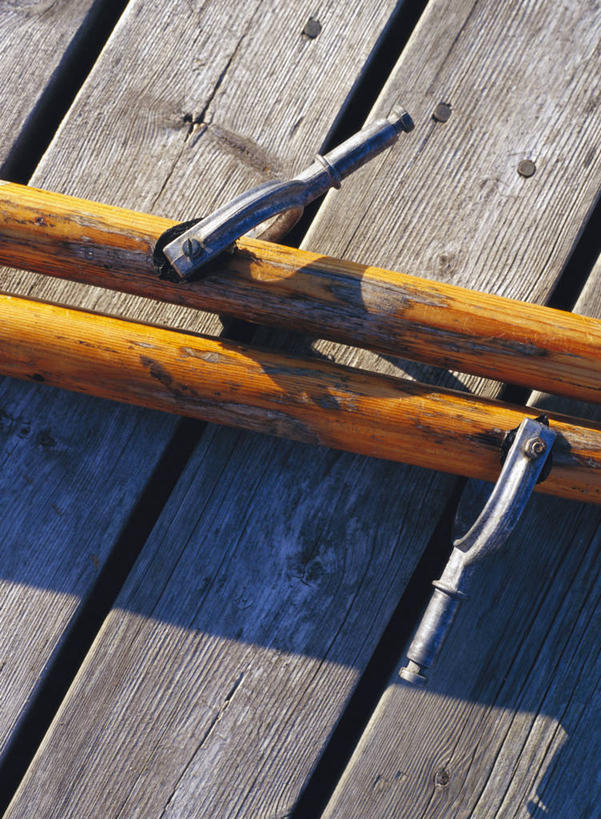 无人,竖图,俯视,室外,特写,白天,地板,静物,阴影,朦胧,模糊,光线,船桨,影子,地面,木地板,两个,黄色,阳光,彩图,高角度拍摄